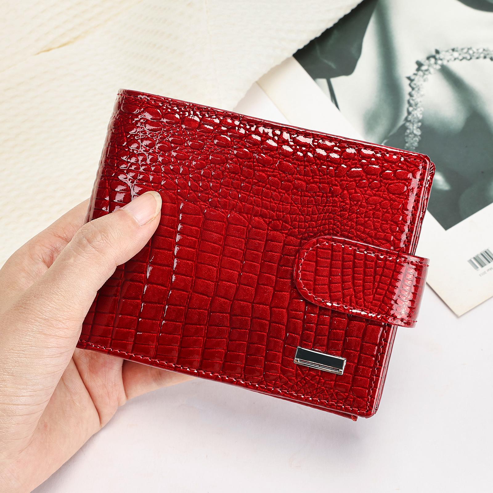 

Женский кошелек-бифолд Marunt из натуральной кожи высокой вместимости красный