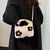Yogodlns Dámské Plyšové kabelky z umělé kožešiny Ruched Hand Small Lady Crossbody Kabelka Ležérní Half Moon Hobos Zimní kabelky pro ženy