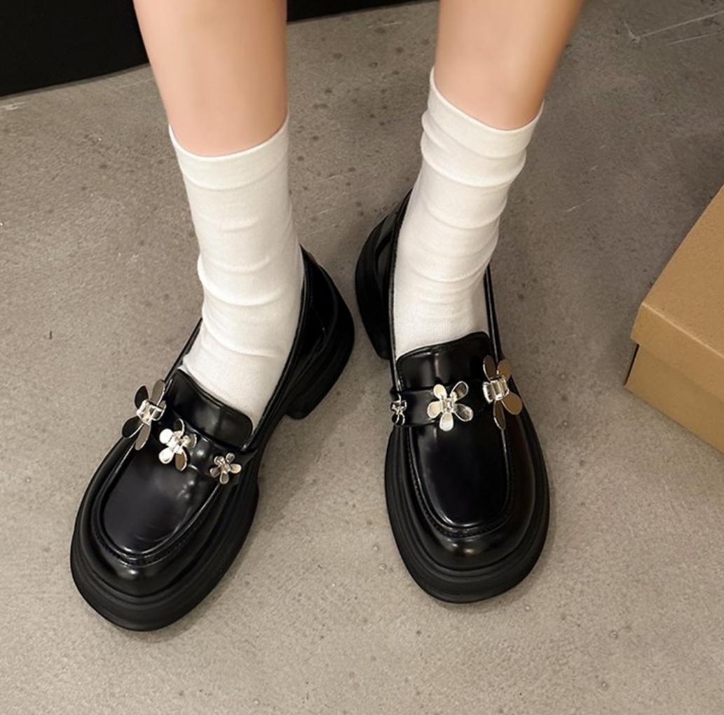 

Модные осенние женские туфли на платформе из качественной кожи слипоны для вечеринок на толстой подошве с металлическим украшением женские офисные туфли 35 чёрный