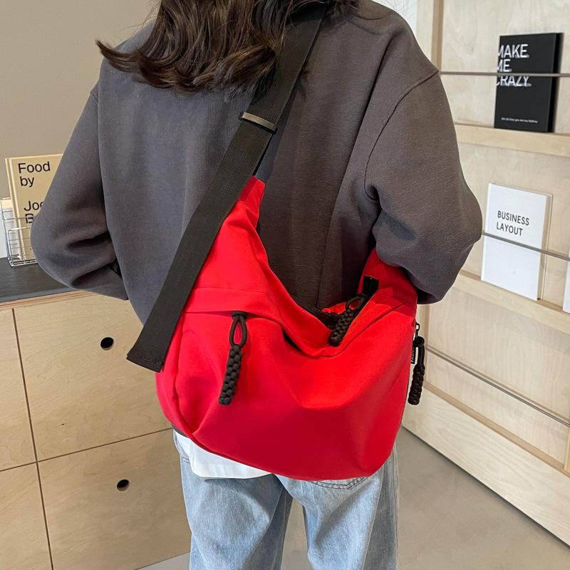 Vielseitige Knödeltasche für Damen: Einfarbige Nylon-Umhängetasche 2026 Edition