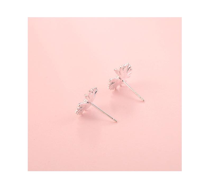 2025 New Style S925 Sterling Silver Daisy Stud Earrings for Women – Simple, Versatile, and Elegant Ear Piercing.