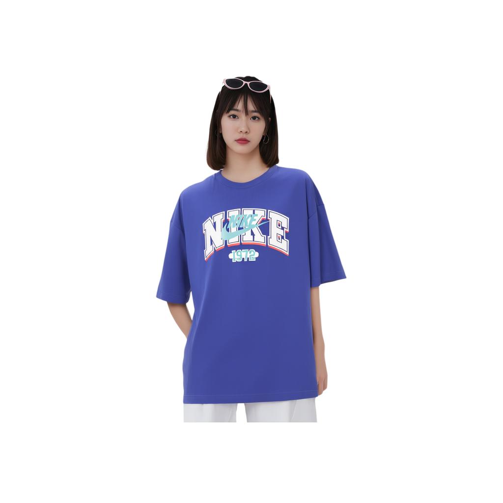 Nike T-shirt da donna con stampa logo a lettere, manica corta larga, spalle cadenti, top per fitness - Blu FQ7011-431