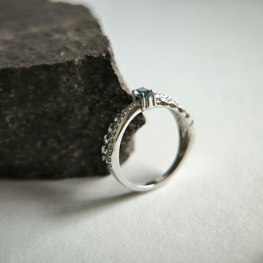 Серебряное кольцо с топазом Лондон Блю 0.527ct, вес изделия 2,44 гр (2188698)