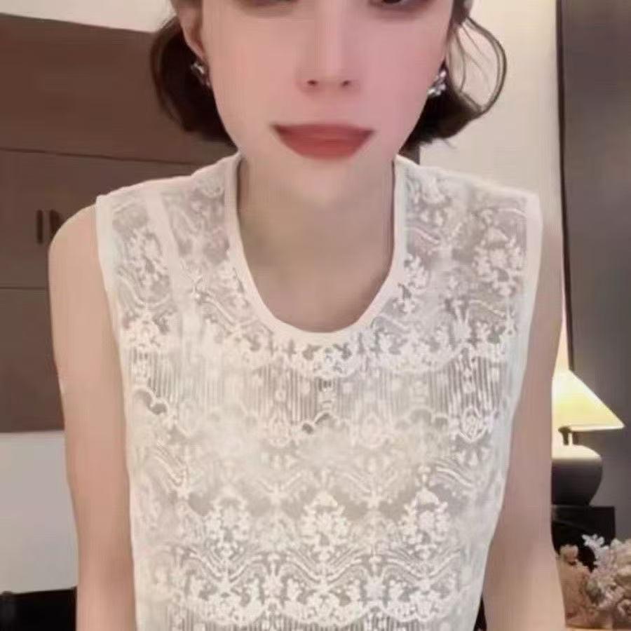 Trendy Plus-Size Lace Round Neck Sleeveless Top