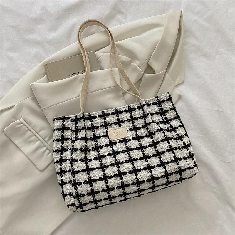 

В этом году популярная большая женская сумка 2025 лето новая в иностранном стиле большая вместимость клетчатая модная сумка на плечо сумка-тоут белый