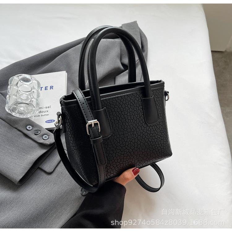 

Solid color simple bag women s 2025 new summer popular handbag fashion messenger bag shoulder bag small square bag
