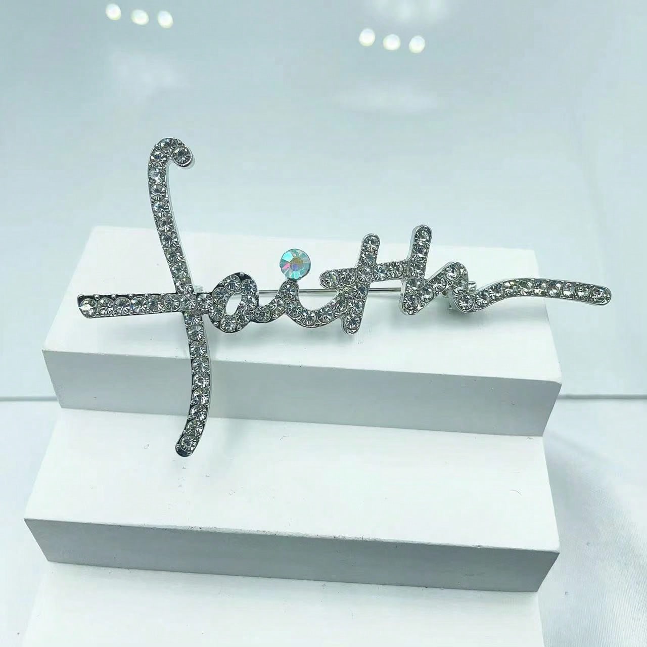 

1pc Fashionable Letter Faith Cross Brooch, Unisex Pin For Clothing, Bags And Accessories Pins(Without Box) one-size серебряный