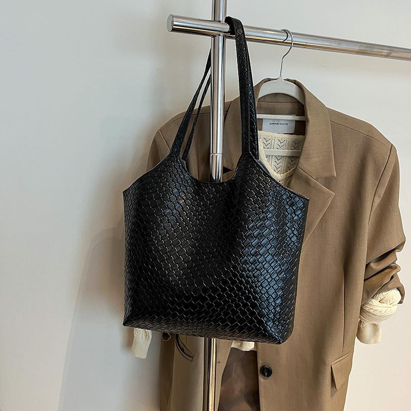 Women's large-capacity shoulder bag 2025 spring and summer new versatile commuter bag, underarm bag, popular tote bag trend this year