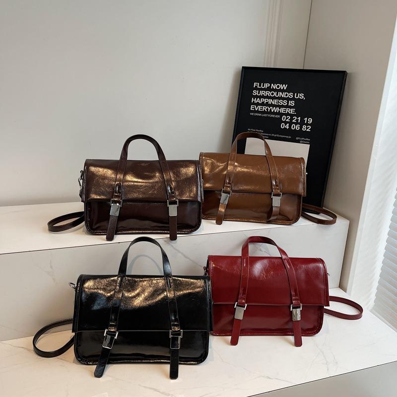 New high-end large-capacity oil wax leather portable messenger bag women's commuting versatile shoulder messenger bag