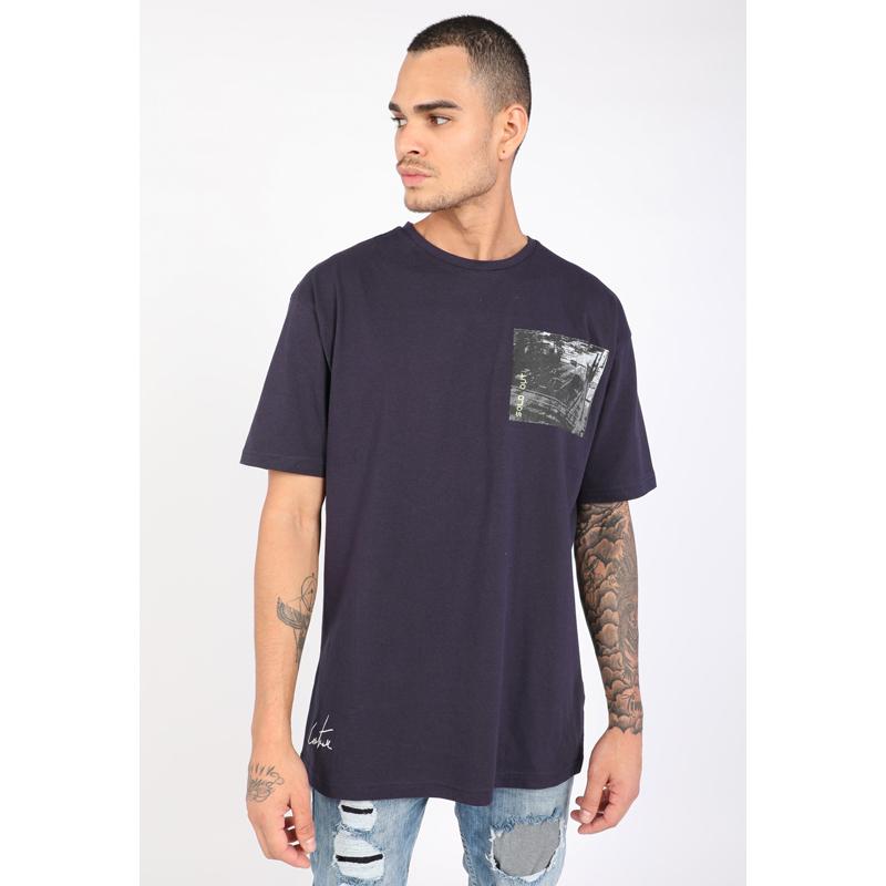 

Мужская темно-синяя футболка с круглым вырезом