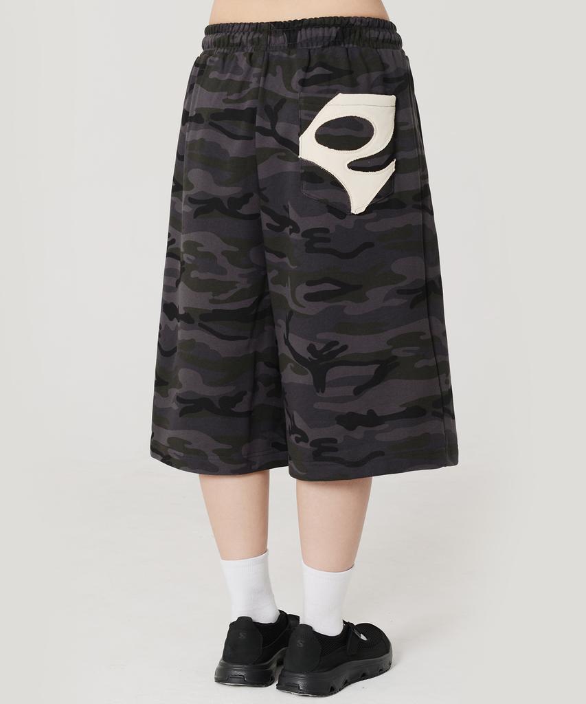 PEACE MAKER Pce Applique Deep Tuck Bermuda Sweat Shorts (Camouflage)