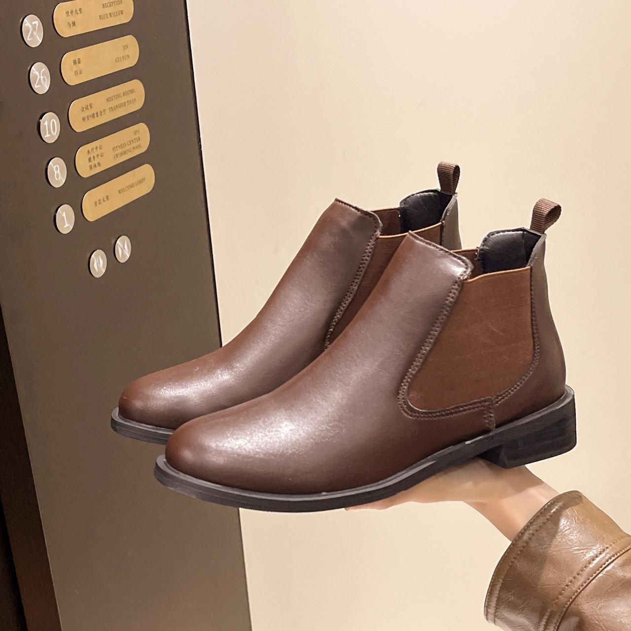 

Британский стиль повседневные круглый носок плоская подошва короткие ботинки резинка ботинки Мартин 2025 новый мягкая кожа короткие челси женские 35