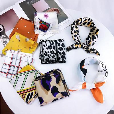 50 Sciarpe di Seta con Stampa Leopardata: Foulard Quadrati Versatili Primavera/Estate per Donna