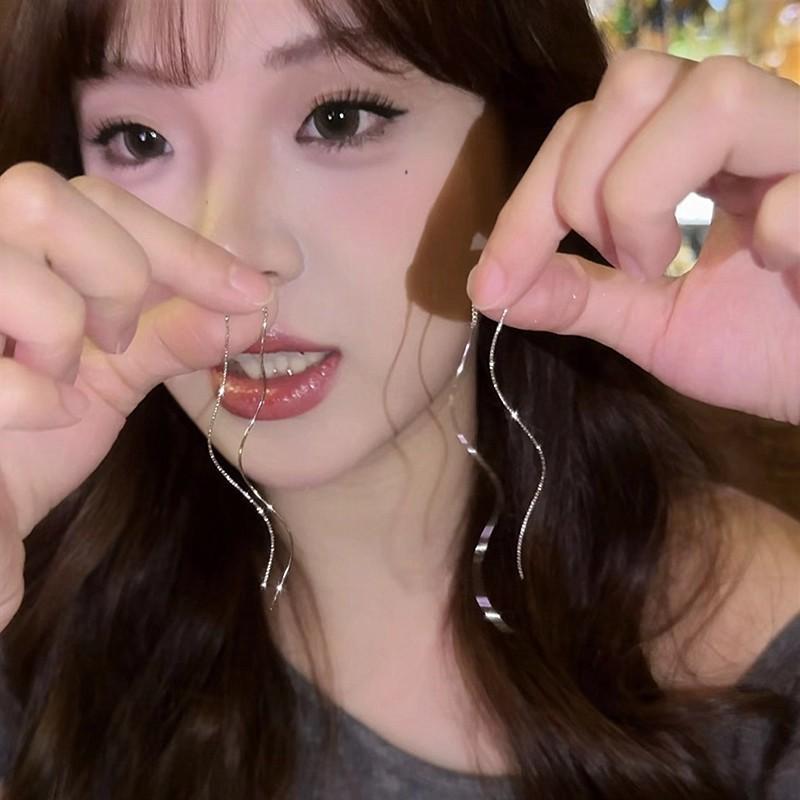 

Trendy Silver Wavy Earphones, Long Style, Versatile Temperament, Daily Commuting Fashion Shows High-End Light Luxury, Cold Style Woman