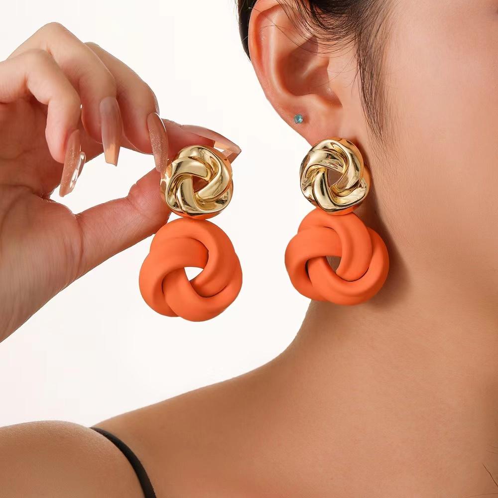 

A Pair of Women s Earrings, Versatile Metal-Style Line-Wrapped Personality Earrings, Suitable for Everyday Wear помаранчевий