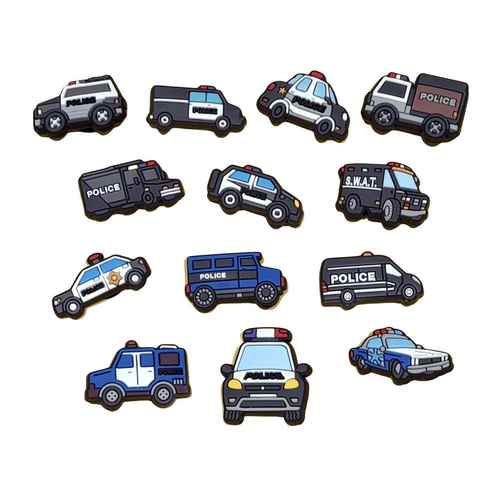 13 Piezas Dibujos Animados Vehículos Coche de Policía PVC Amuletos para Zapatos Para Pulseras DIY Sandalias Accesorios para Zapatos Zapatos de Jardín Decoración con Botones