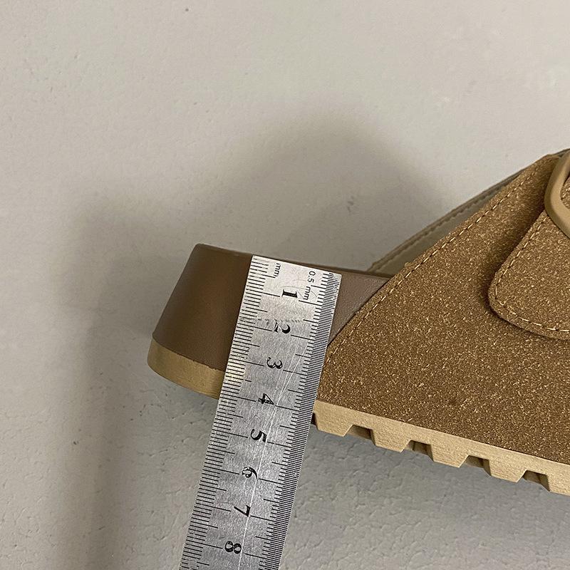 Thick-bottomed retro slippers women's 2025 summer new outer wear fashionable and versatile one-word beach vacation sandals