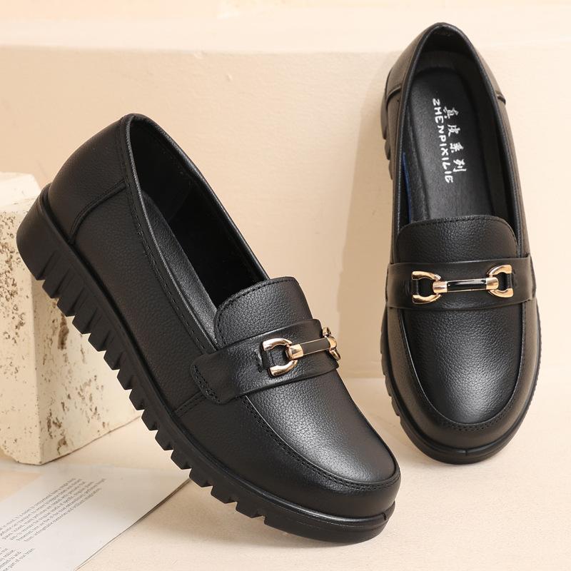 The first layer of cowhide mother shoes for the elderly in autumn, new middle-aged women's shoes, soft-soled non-slip leather shoes, middle-aged an