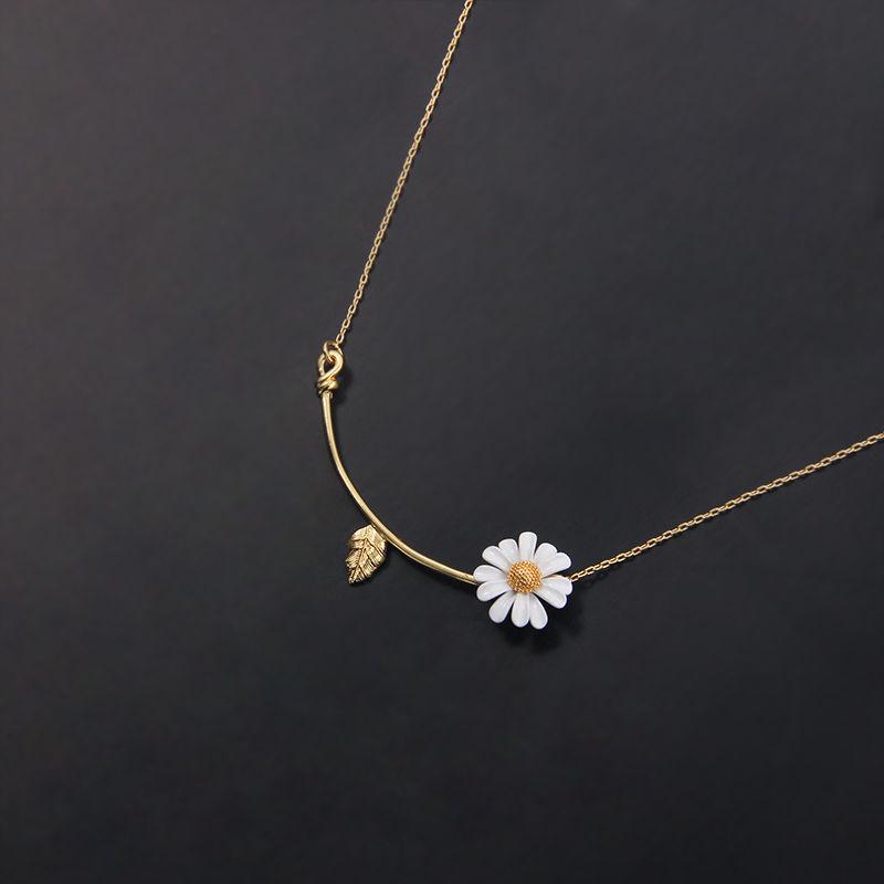 Elegant Daisy Earrings & Necklace Set: Trendy, Simple, All-Match Design for Women.