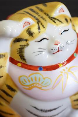 Linda estatueta de gato da sorte acenando de Waza no Kura. Cerâmica Kutani, gato rechonchudo da sorte com a pata direita levantada e detalhes em ouro. Feng Shui, boa sorte, interior