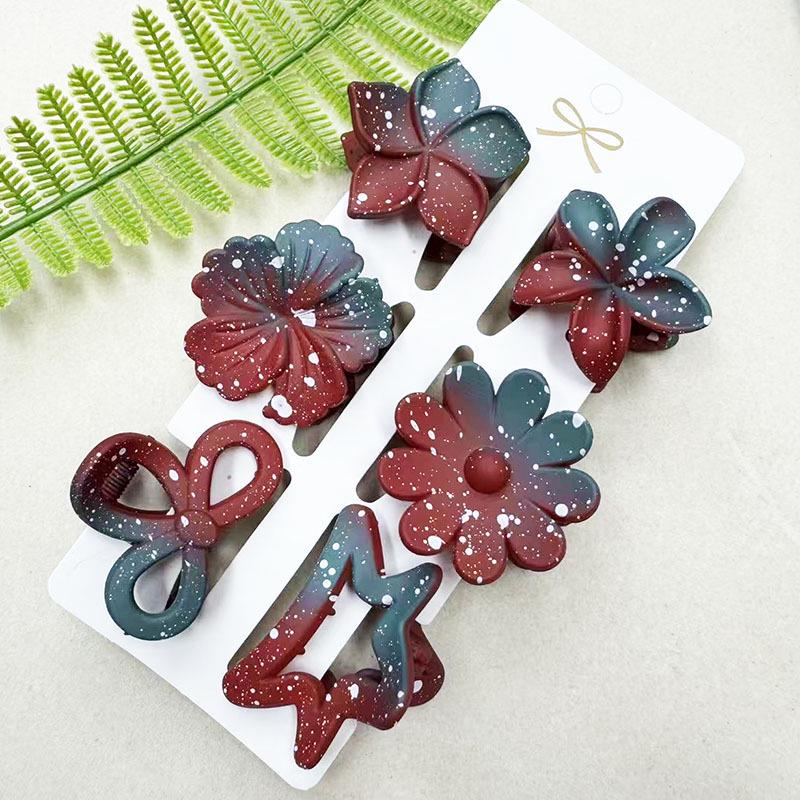 European & American 4CM Frangipani Claw Clip Hairpin - Fashionable Vacation Floral Accessory.