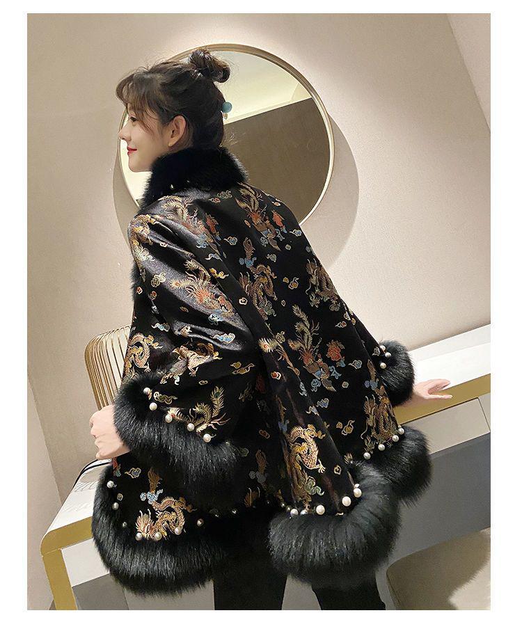 2025 Winter Chinesischer Stil Kunstfellmantel: Damen Midilanger Perlenbesetzter Satin Tang Anzug Umhang