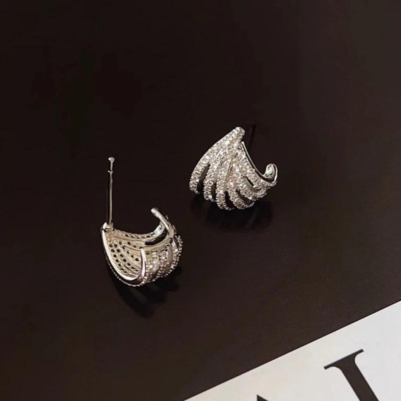New Fashion Claw Stud Earrings with Dazzling Cubic Zirconia Delicate Graceful Accessories Versatile Female Party Jewelry