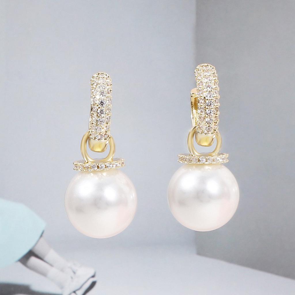 Exquisite Korean Niche Design Earrings, Exquisite Fashion, Light Luxury, and Full of Pearl Earrings