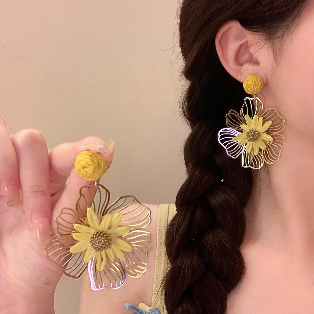 Silver Needle Metal Raffia Flower Stud Earrings - Korean Style, Hollowed-Out, Light Luxury, High-End Versatile Accessories for Women