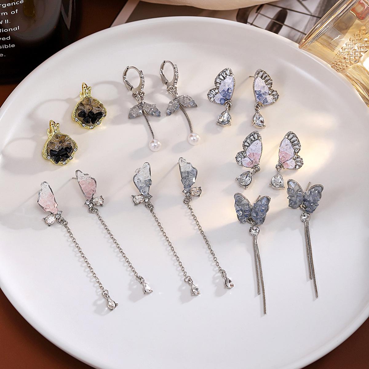 

High-End Gradient Pearl Earrings with Silver Needle Tassels and Inlaid Crushed Stone & Diamond Design