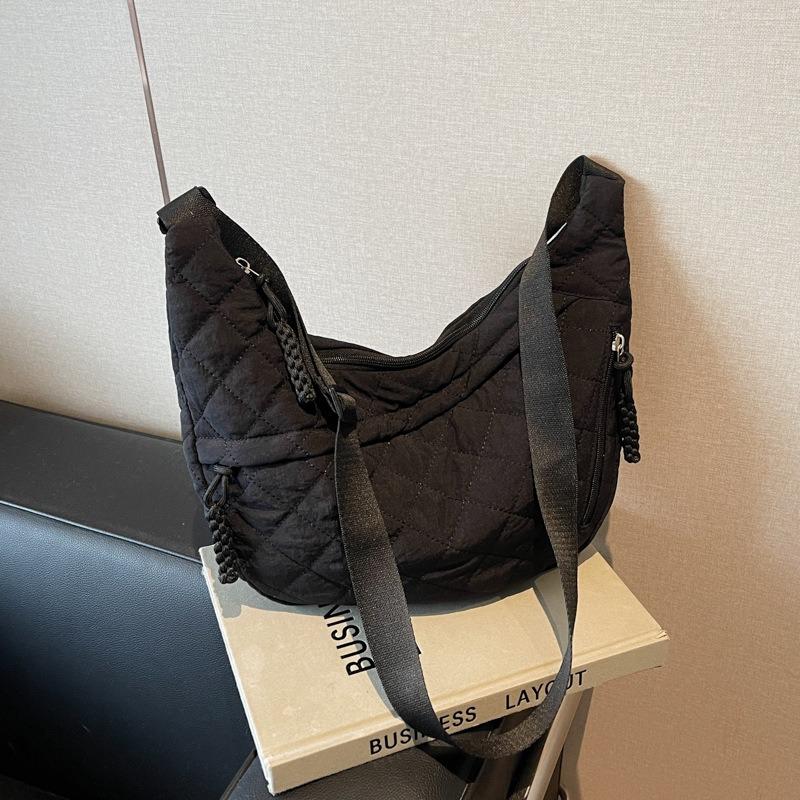 Large-capacity Casual Bag Women's New Versatile Simple Messenger Bag Diamond Class Commuter Dumpling Bag