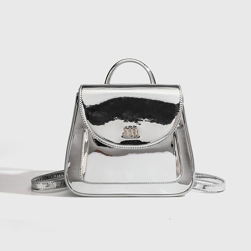 

Silver oil wax leather backpack women s 2025 new fashion chain handbag design sense niche travel backpack срібний