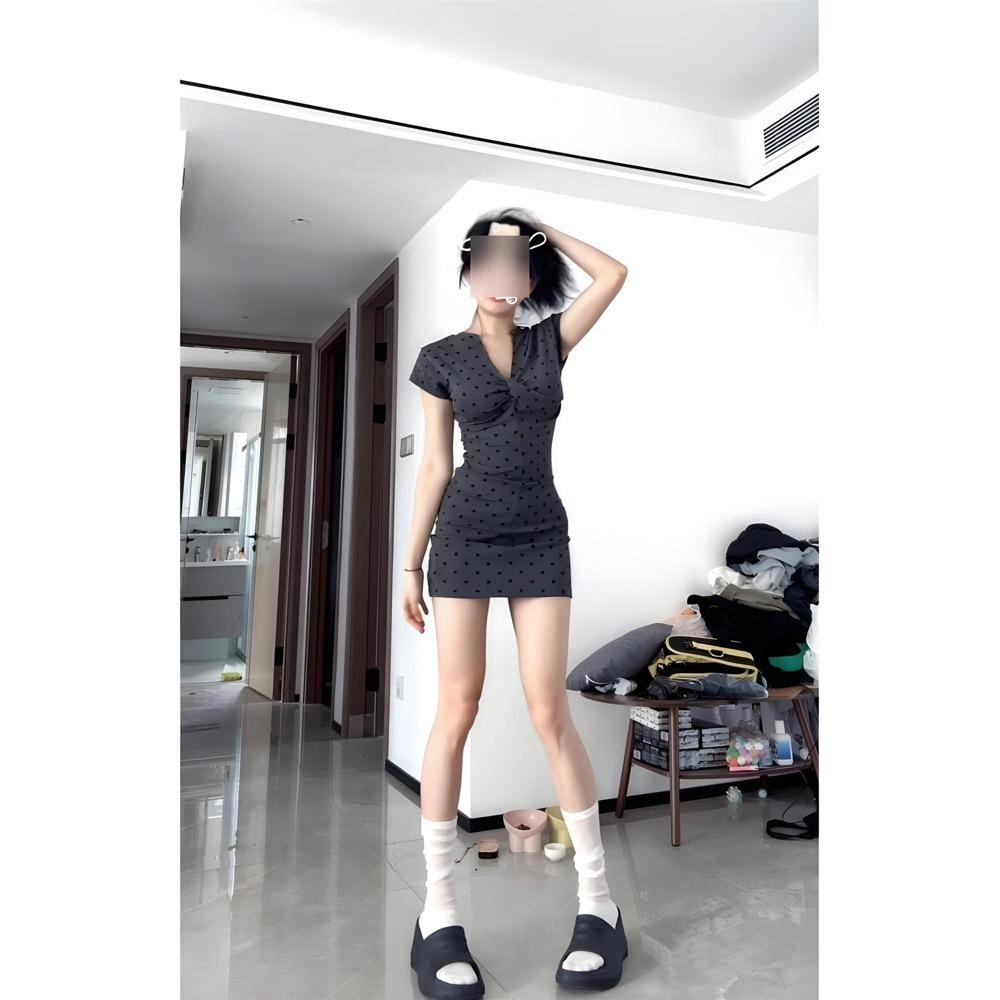 

Серое платье в горошек с короткими рукавами женское летнее с V-образным вырезом приталенное по талии юбка милая маленькая юбка, облегающая бедра XL- (recommended 110-60kg)