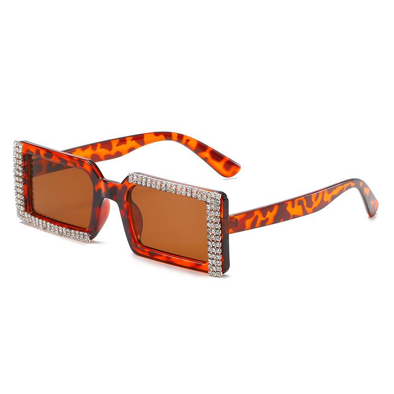 Diamond-Set Sunglasses, Larger-Frame Personalized Diamond Glasses, Street-Shot Pretty Girl Sunglasses