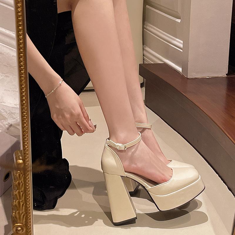 

Водонепроницаемая платформа толстый каблук женские летние 2025 внешнеторговые новые квадратный носок полые одинарные туфли ремешок с пряжкой сумка на носке женские одинарные туфли 39 бежевый