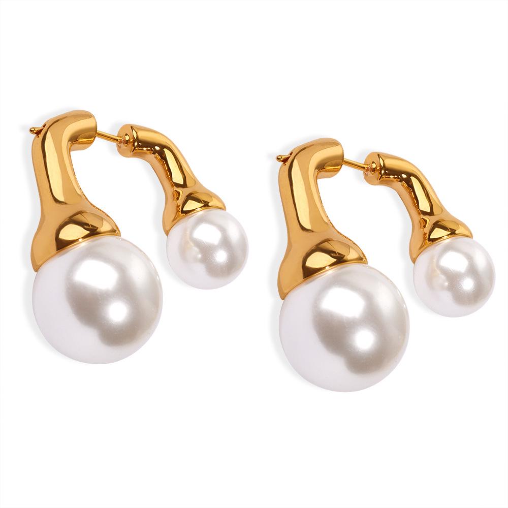European & American Retro Pearl Earrings: Luxurious French Style with Smooth Metal Finish for Women