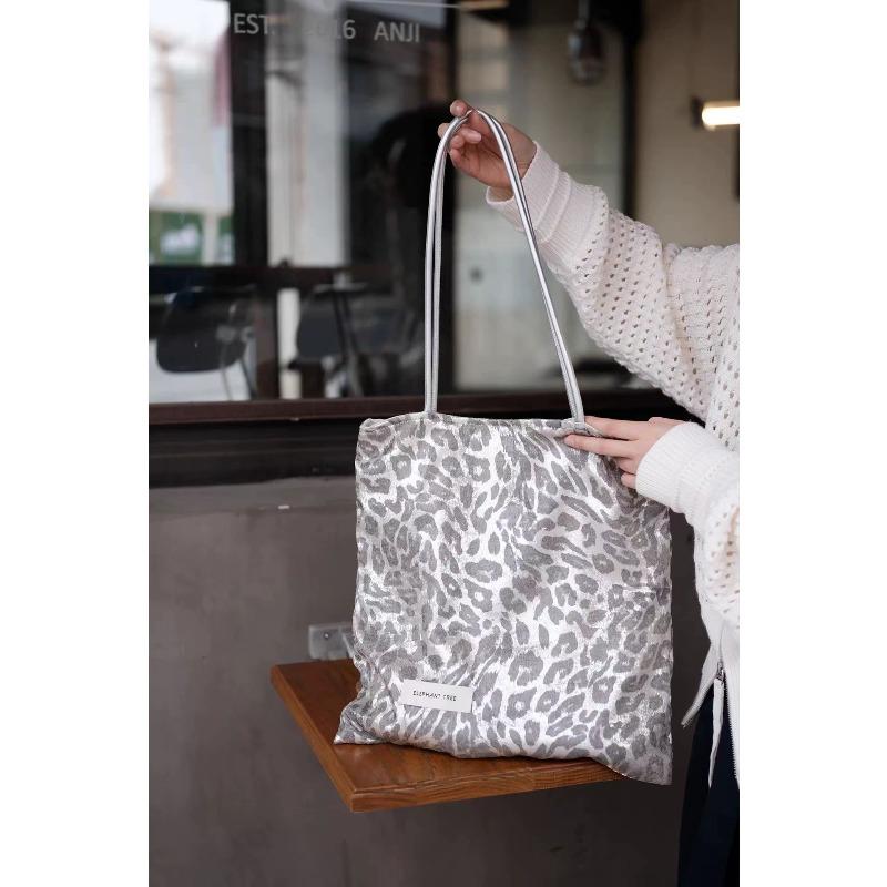 

Spring and summer temperament fashionable silver leopard print girls fashion versatile shoulder bag canvas bag large capacity niche bag gift