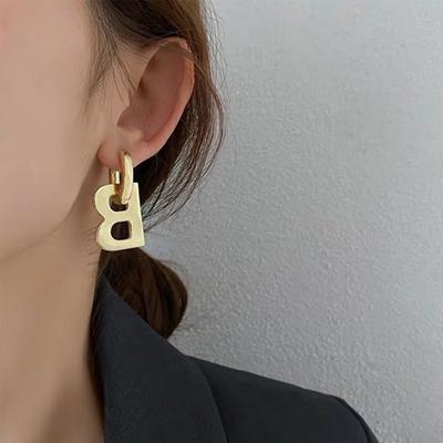 1 paio di orecchini pendenti con lettera B, decorazione di gioielli, orecchini pendenti esagerati e coordinati