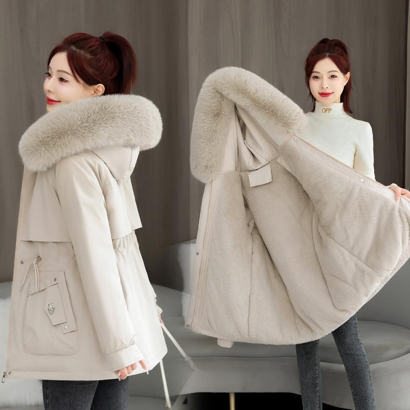 The New School Overcomes The Loose Size of Female Plus Velvet Cotton-padded Jacket with Fur Collar and Hooded Coat in Cotton-padded Jacket.