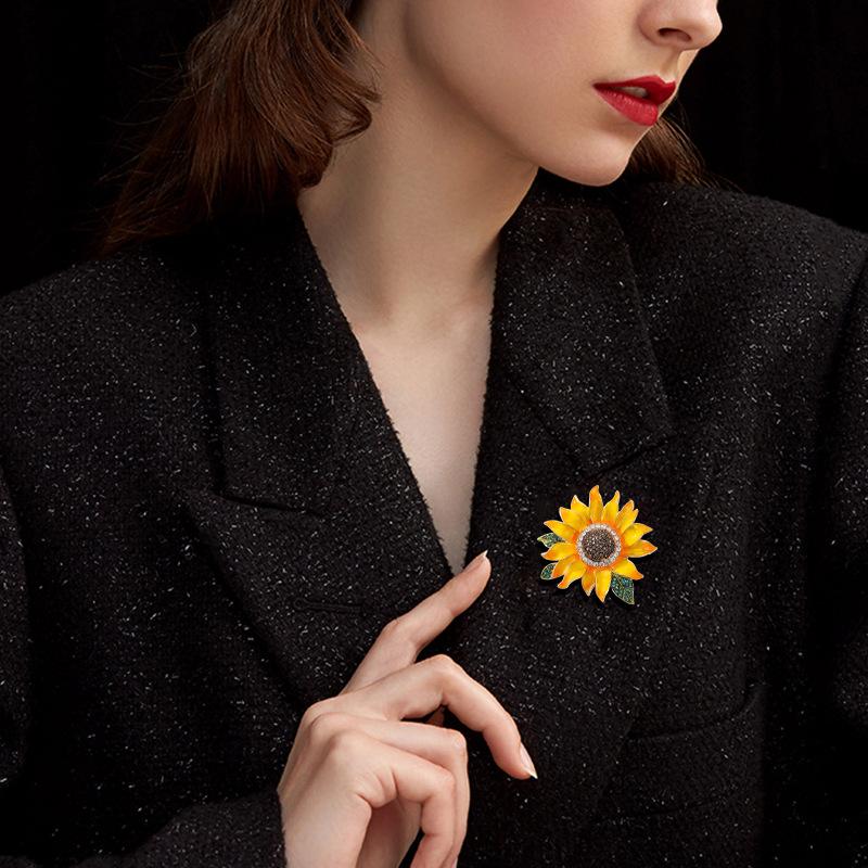 New diamond-encrusted sunflower brooch high-end sense light luxury fashion versatile high-end pin brooch accessories