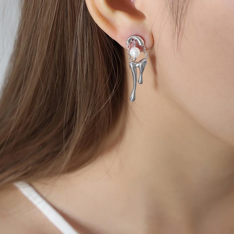 Empress Dowager 18K Gold Titanium Tassel Stud Earrings: Versatile Vintage Jewelry for Women