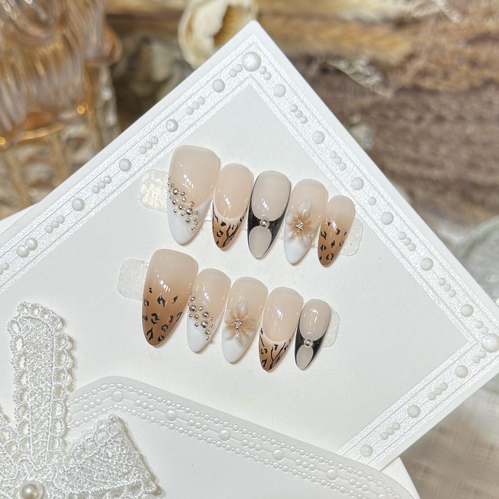 Handmade Press On Nail High-end Hand-painted Leopard Print 3D Carved Flowers Light Luxury Almond Fake Nail Patch Artificial Nail Reusable