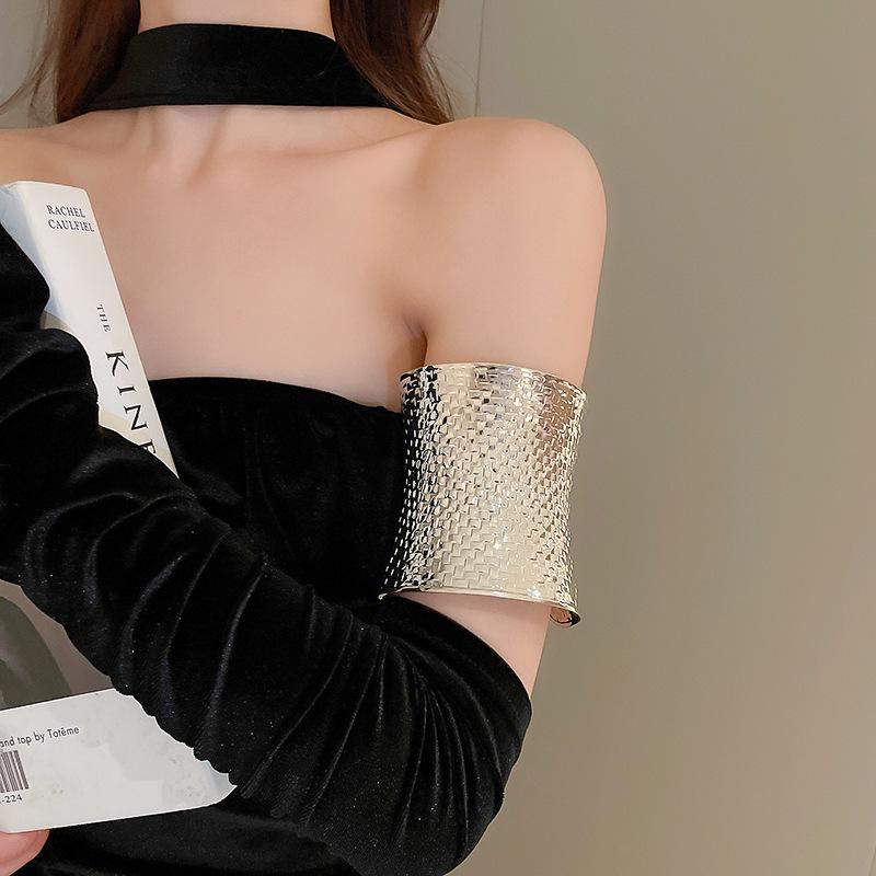 European Cold Style High-End Metal Pleated Bangle: Luxury Women's Temperament Bracelet