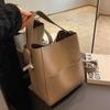 Beliebte Taschen Damen-Taschen Neue Mode Herbst und Winter Breite Umhängetaschen Einfache tragbare Beuteltaschen
