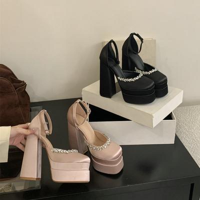 Mode 2024 Mode Été Femme Imperméable Tête Carrée Creux Talon Épais Tête Bao Hauteur Ciel Talons Hauts en Satin Sandales de Défilé