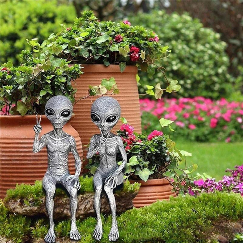 Funny Resin Alien Statue Outdoor Garden Decoration UFO Dwarf Sculpture Desktop Home Decor for Halloween Christmas Ornaments