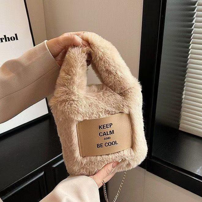 

Minimalist Japanese & Korean Niche Design Plush Crossbody Handbag with Versatile Letter Chain хакі