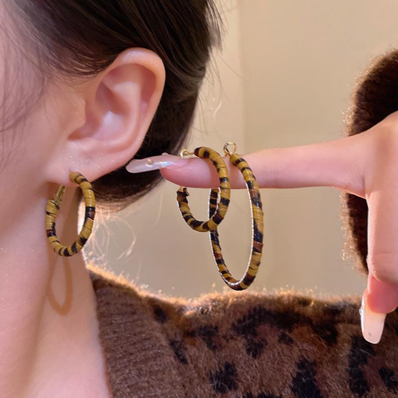 European and American exaggerated leopard print circle earrings women's autumn and winter design stud earrings earrings earrings