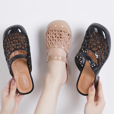 Novas Pantufas Baotou Vazadas para Roupas de Exterior Modernas Antiderrapantes Leves Salto Quadrado Versáteis Pantufas Frescas para Mulheres no Verão