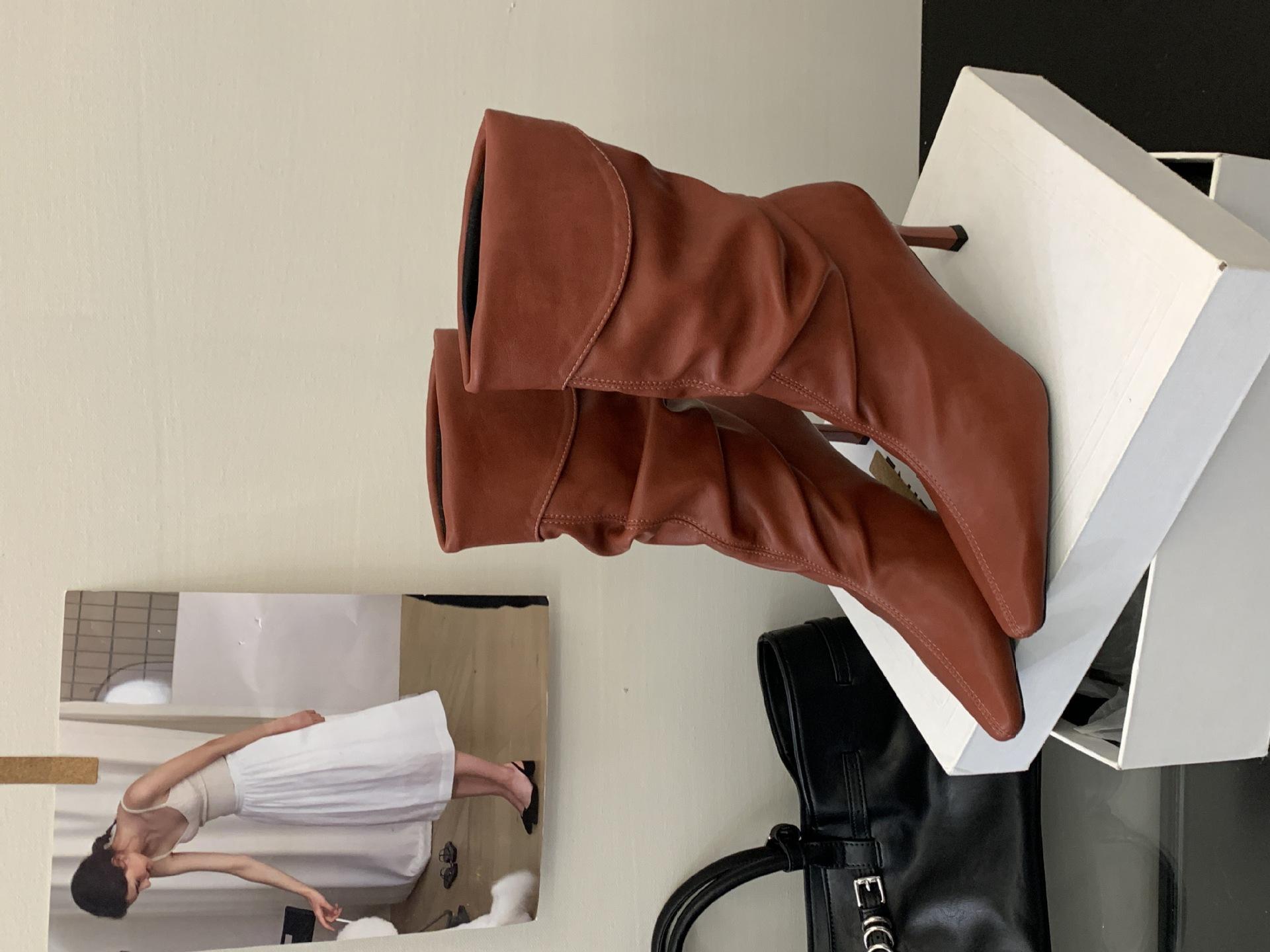 

2025 осень и зима новая мода ретро короткие ботинки корейская версия шпилька рукав короткие ботинки плиссированные ботинки Мартин 39 красный